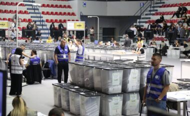 Nis numërimi i votave nga Greqia, hapen kutitë e para. Gjekmarkaj dhe Balla ndjekin procesin