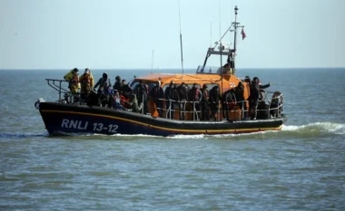 Një emigrant humb jetën në Kanalin Anglez, mbi 60 persona shpëtohen