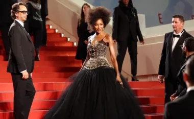 FOTO/ Festivali i Filmit në Kanë, Naomi Campbell tërhoqi vëmendjen e të gjithëve me një veshjen me gurë të çmuar nga Dolce & Gabbana