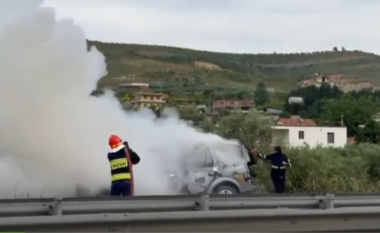 VIDEO/ Merr flakë në ecje automjeti në aksin rrugor Fier-Lushnje, shpëtojnë shoferi dhe pasagjeri