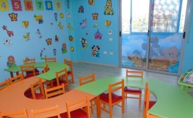 U h*lmuan 70 fëmijë në Gramsh, cila është kompania “Nelsa SHPK” që u çoi ushqimin, pronari përfundoi në burg prej tenderave