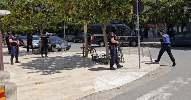 Mbërrijnë nën masa të rrepta sigurie në gjykatën e Durrësit Xhevdet Plaku dhe 6 të arrestuarit e tjerë, do të njihen me masat e sigurisë