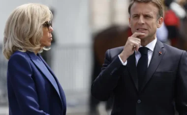 VIDEO/ Macron goditet nga gruaja në sy të të gjithëve? Videoja që po bën xhiron e rrjetit