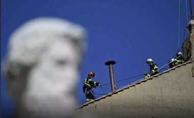 Numërimi mbrapsht për Papën e ri ka filluar! Në Vatikan monotohet oxhaku për ‘’tymin e bardhë’’