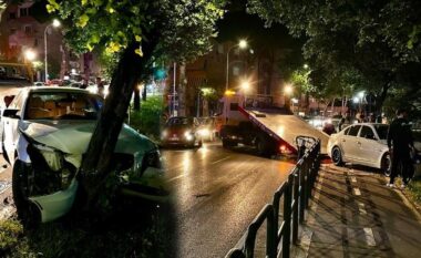Aksident në Tiranë, makina përfundon në korsinë e biçikletave anës Lanës