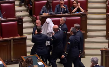Deputeti italian shfaqet në Parlament i veshur si fantazmë për “të trembur” Melonin