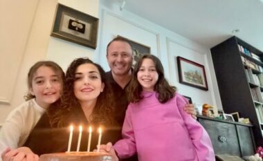 Festoi 43-vjetorin e lindjes, Presidentja e Kosovës Vjosa Osmani publikon foton familjare