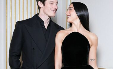 FOTO/ Dua Lipa shfaq unazën e fejesës nga fotot me Callum Turner