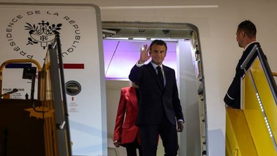 Një shuplakë nga gruaja e tij? Macron reagon pas videos virale: Unë dhe gruaja ime…