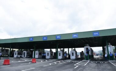 Rritja e temperaturave sjell fluks në pikën kufitare Morinë–Vërmicë, mijëra udhëtarë i drejtohen bregdetit shqiptar
