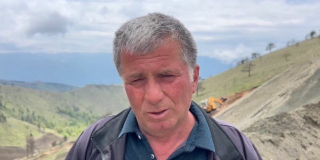 Djali i tij prej dy ditësh nën masivin e kromit, babai mes lotësh kërkon ndihmë nga shteti: Dua të gjej djalin, të di ku t’i hedh një tufë lule…