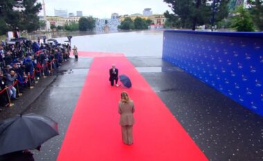 Samiti i Komunitetit Politik Europian në Tiranë/ Mbërrin në tapetin e kuq Georgia Meloni, Rama i ulet në gjunjë (VIDEO)