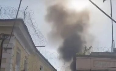 Shqiptarët i vënë zjarrin burgut të Korfuzit, protestë kundër kontrolleve në qeli (VIDEO)