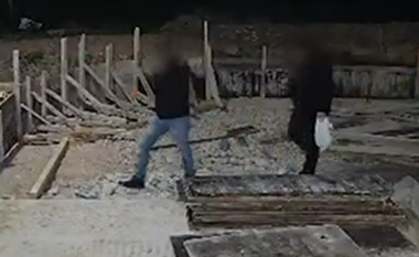U kapën duke vjedhur në një kompleks, arrestohen 2 hajdutët në Tiranë (EMRAT)