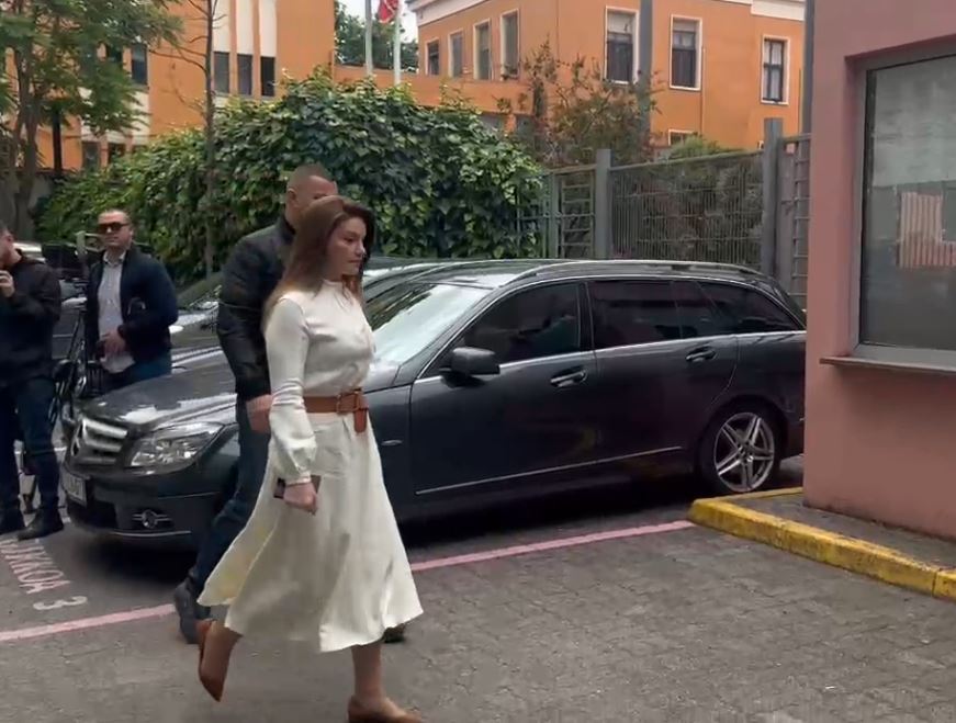 Hetimet ndaj Erion Veliajt, Ajola Xoxa mbërrin në Prokurorinë e Posaçme