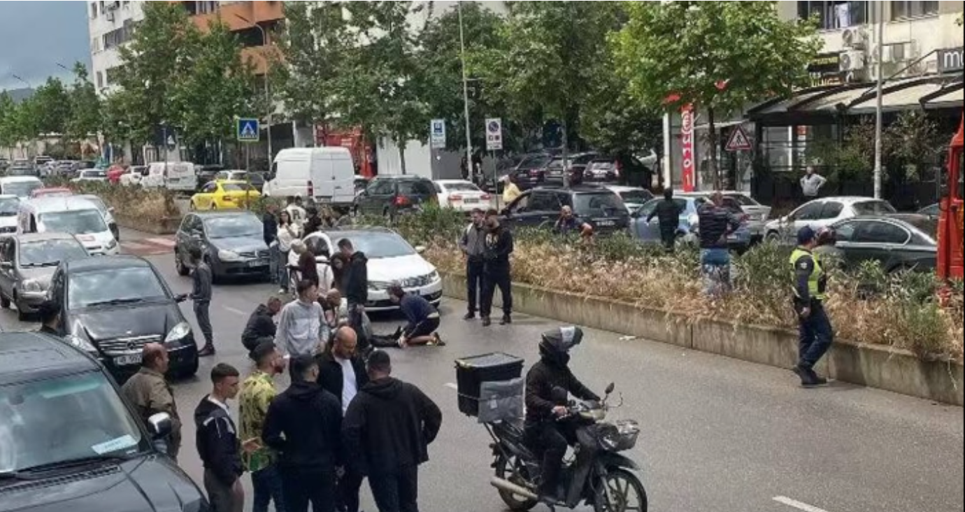 Aksident i rëndë në Astir/ Makina përplas tek vijat e bardha këmbësorin, dërgohet me urgjencë te spitali i Traumës (VIDEO)