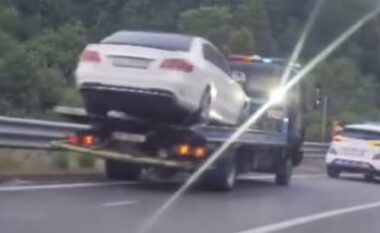 Aksident tragjik në Tiranë/ Makina përplaset me motorin, humbin jetën dy të rinjtë, 23 dhe tjetri 18-vjeç