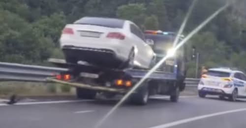 Aksident tragjik në Tiranë/ Makina përplaset me motorin, humbin jetën dy të rinjtë, 23 dhe tjetri 18-vjeç