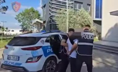 Tentuan të vrisnin me sëpatë një person! Pas babait, arrestohet edhe i biri! 40-vjeçari u kap teksa po hipte në autobus për të ikur në Greqi