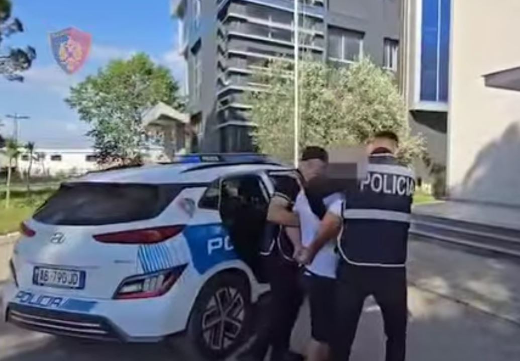 Tentuan të vrisnin me sëpatë një person  Pas babait  arrestohet edhe i biri  40 vjeçari u kap teksa po hipte në autobus për të ikur në Greqi