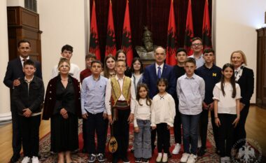 Presidenti Begaj pret nxënës nga komuna Tuz e Malit të Zi: Me anëtarësimin në BE, kufijtë mbeten vetëm në hartë
