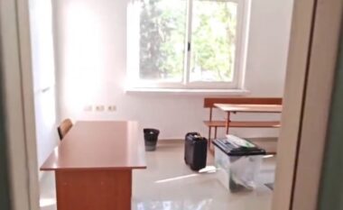 Vonesë në hapjen e qendrës së votimit në Vlorë, kryetari i komisionit humb mamanë dhe nuk paraqitet