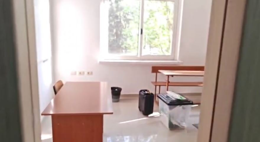Vonesë në hapjen e qendrës së votimit në Vlorë, kryetari i komisionit humb mamanë dhe nuk paraqitet