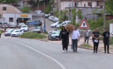 Banorët e Hotolishtit në protestë: Belinda Balluku na mashtron, jo sot jo nesër, Presin të marrin zgjedhjet, pastaj na vijnë me shkopa gome e gaz lotsjellës (VIDEO)
