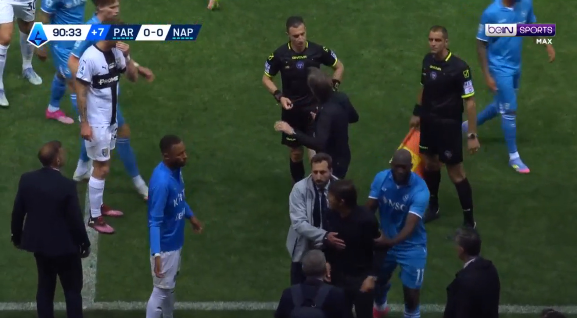 VIDEO/ Antonio Konte dhe trajneri i Parmës shahen me ulërima, si ndodhi sherri masiv dhe pasuan kartonët e kuq