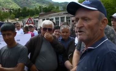 Protesta në Hotolisht/ Banori shpërthen keq ndaj Belinda Ballukut: Ajo na mashtron, jo sot jo nesër, Presin të marrin zgjedhjet, pastaj na vijnë me shkopa gome e gaz lotsjellës (VIDEO)