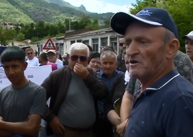 Protesta në Hotolisht/ Banori shpërthen keq ndaj Belinda Ballukut: Ajo na mashtron, jo sot jo nesër, Presin të marrin zgjedhjet, pastaj na vijnë me shkopa gome e gaz lotsjellës (VIDEO)