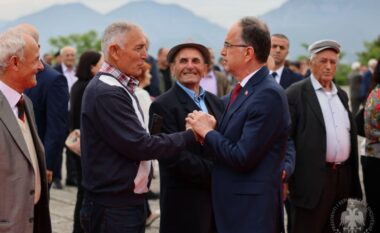 Presidenti Begaj nderon Dëshmorët e Kombit: T’i përcjellim brezit të ri flakën e atdhedashurisë