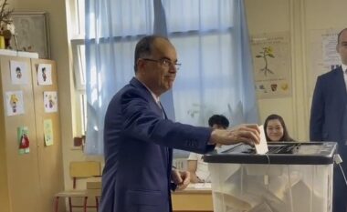 Zgjedhjet e 11 majit/ Presidenti Begaj voton në Tiranë, i shoqëruar nga bashkëshortja