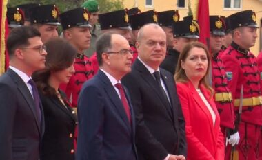 Liderët shtetërorë nderojnë Dëshmorët e Atdheut, përulen para monumentit “Nëna Shqipëri”