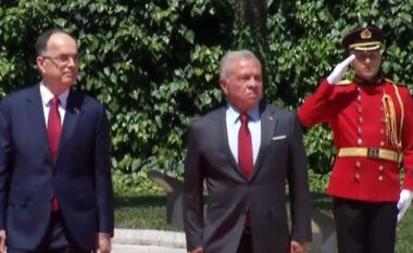 Mbreti i Jordanisë mbërrin në Tiranë, takim kokë më kokë me Presidentin Begaj