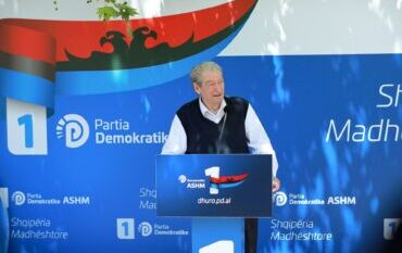 Berisha në Gramsh: Rrugët kanë mbetur siç i lamë në vitin 2013, shëndetësia është kthyer si në vitin 1960