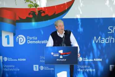 Berisha në Gramsh: Rrugët kanë mbetur siç i lamë në vitin 2013, shëndetësia është kthyer si në vitin 1960