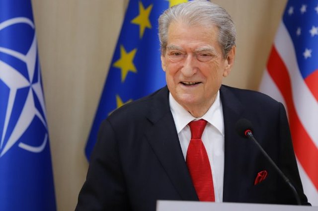 Berisha ironizon Ulsi Manjën: 99% e të dënuarve votojnë PS, thonë rroftë partia që na burgosi