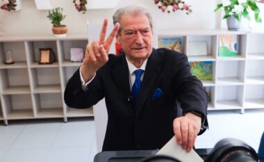 Zgjedhjet e 11 majit/ Kryetari i Partisë Demokratike Sali Berisha voton në shkollën “Kosova” në Tiranë
