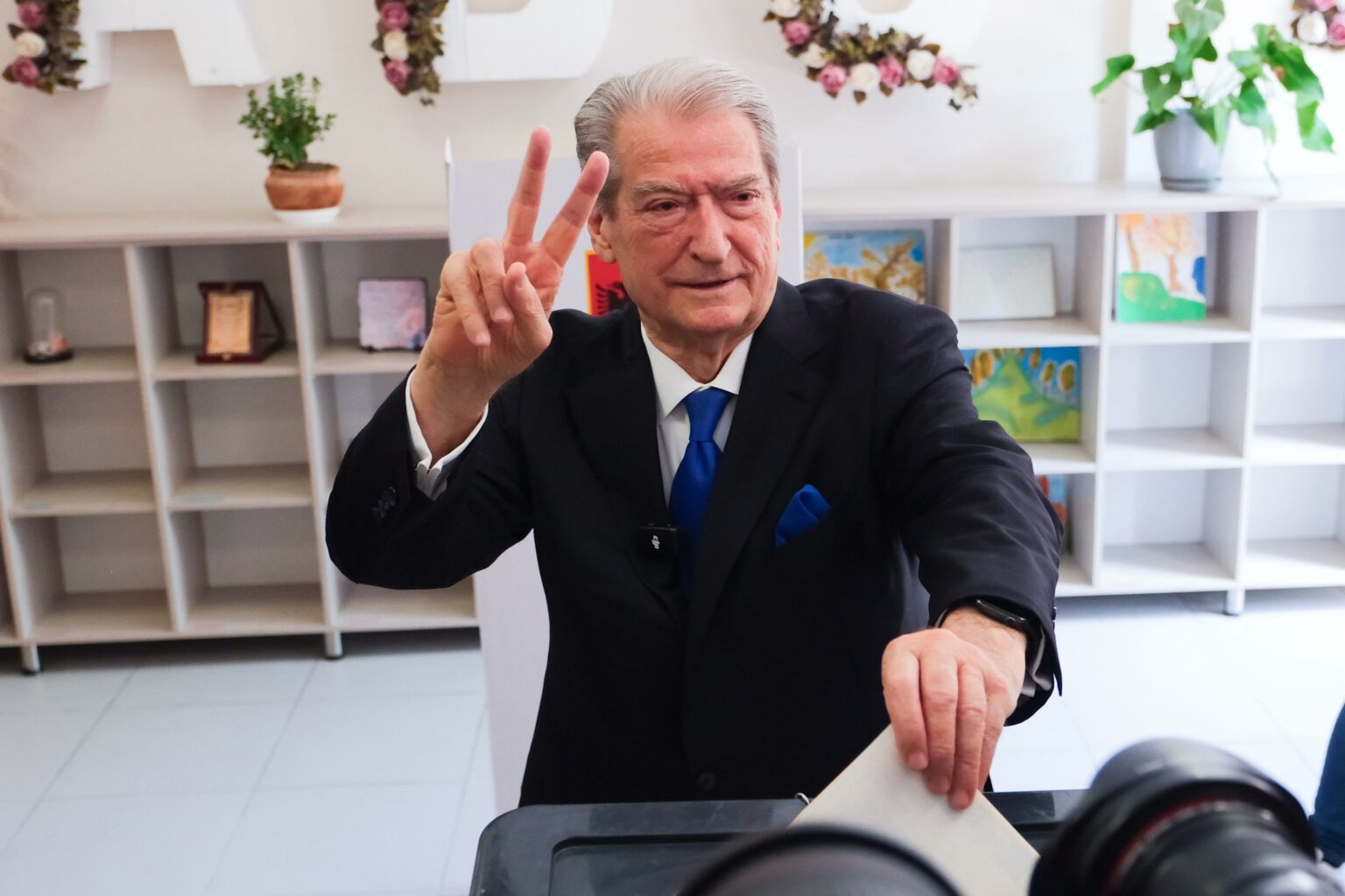 Zgjedhjet e 11 majit/ Kryetari i Partisë Demokratike Sali Berisha voton në shkollën “Kosova” në Tiranë
