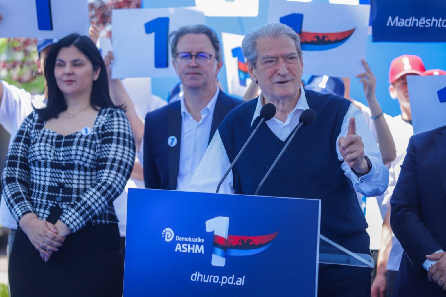 McGonigal dhe Rama s ndahen si tymi nga bloza  Berisha paralajmëron Prodën e Ballën  Kush ndërhyn në vullnetin e qytetarëve  një burg për çdo votë