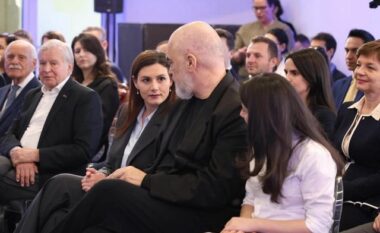 Bora Muzhaqi “shpëton” nga memet: Tani fjalimet m’i përgatit ChatGPT (VIDEO)
