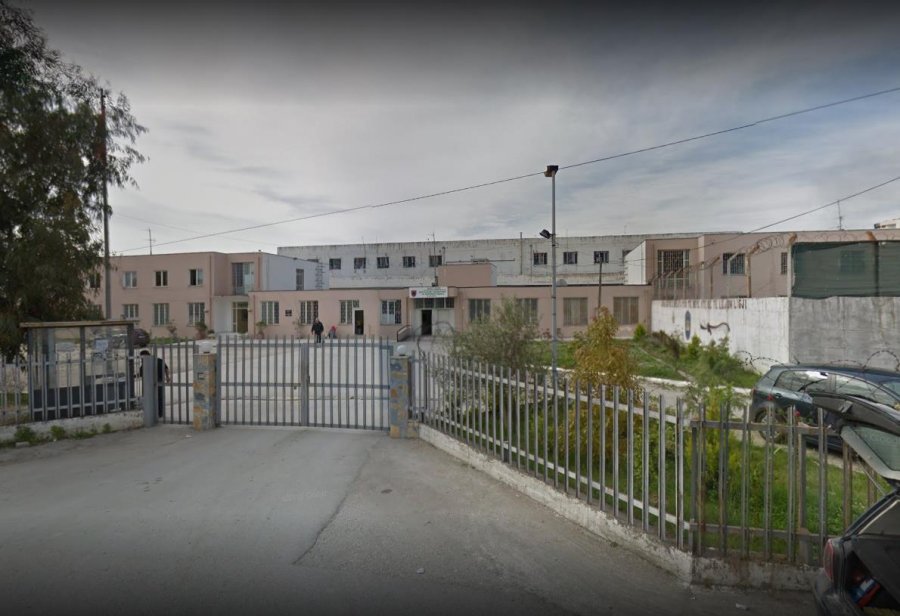 Kontroll blic në burgun e Durrësit/ Sekuestrohen 10 celularë, i përdornin të dënuarit