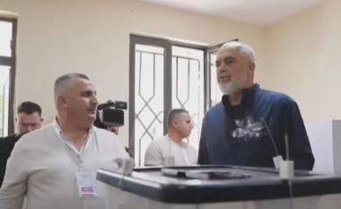 I shoqëruar nga bashkëshortja, voton Edi Rama: Të presim çfarë do të thotë populli