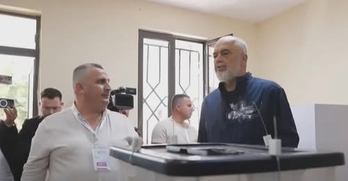I shoqëruar nga bashkëshortja, voton Edi Rama: Të presim çfarë do të thotë populli