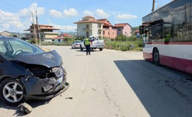 Aksident në aksin Fier-Patos/ Automjeti përplaset me autobusin, lëndohet drejtuesi i mjetit