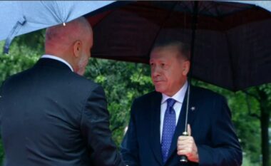 Presidenti Erdogan mbërrin në Samit, pritet nga kryeministri Rama: Në Shqipëri e gjithë bota do të thërrasë zërin e paqes