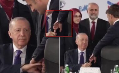 Erdogan i kap gishtin presidentit Macron dhe nuk ia lëshon/ Videoja nga Samiti në Tiranë bëhet virale (PAMJET)