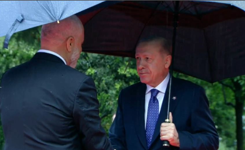 Presidenti Erdogan mbërrin në Samit, pritet nga kryeministri Rama: Në Shqipëri e gjithë bota do të thërrasë zërin e paqes