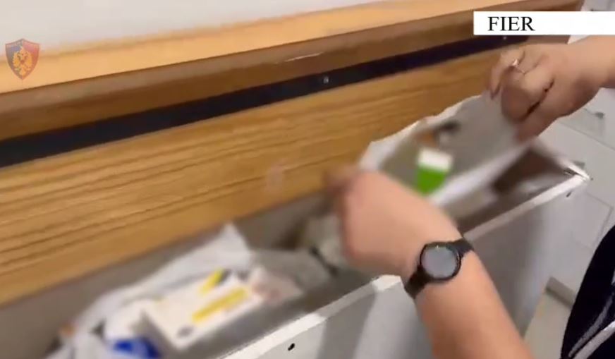 Shisnin ilaçe të kontrabanduara, arrestohen 4 administratorë farmacie në Fier (VIDEO)